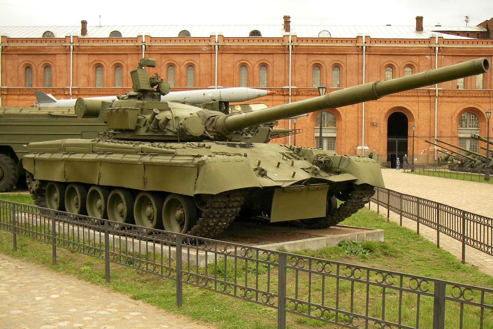 Czołg T-80 na muzealnej ekspozycji
